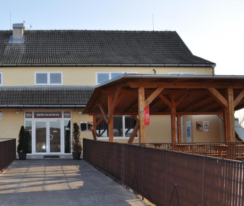 Sport Hotel Ostrov Trenčín Εξωτερικό φωτογραφία